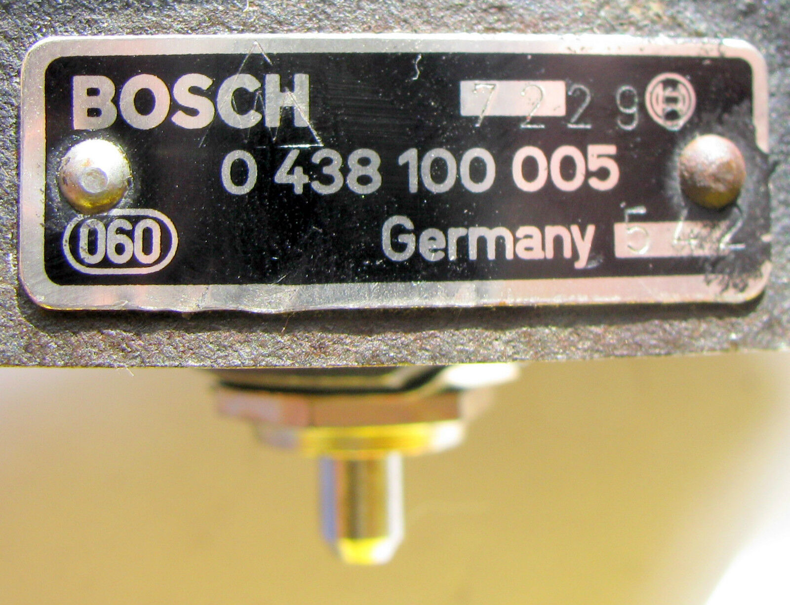 thumbnail image 2 of Bosch Set Of 4 Fuel Injectors - Fits Audi 4000, BMW 320i, Porsche 924, VW Jetta, Volvo 245 2 of 3